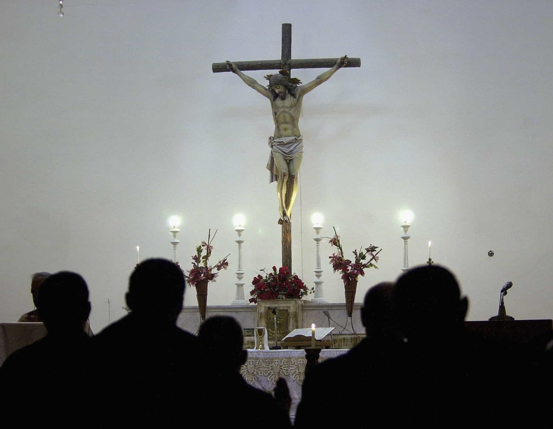 Slide 9 de 31: Mas o Crucifixo (no qual a imagem de Jesus é retratada na Cruz) não é adotado por todas as denominações cristãs. Isso é especialmente verdade para os protestantes, que vêem o Crucifixo Católico como uma ênfase na morte de Cristo e não na sua Ressurreição.