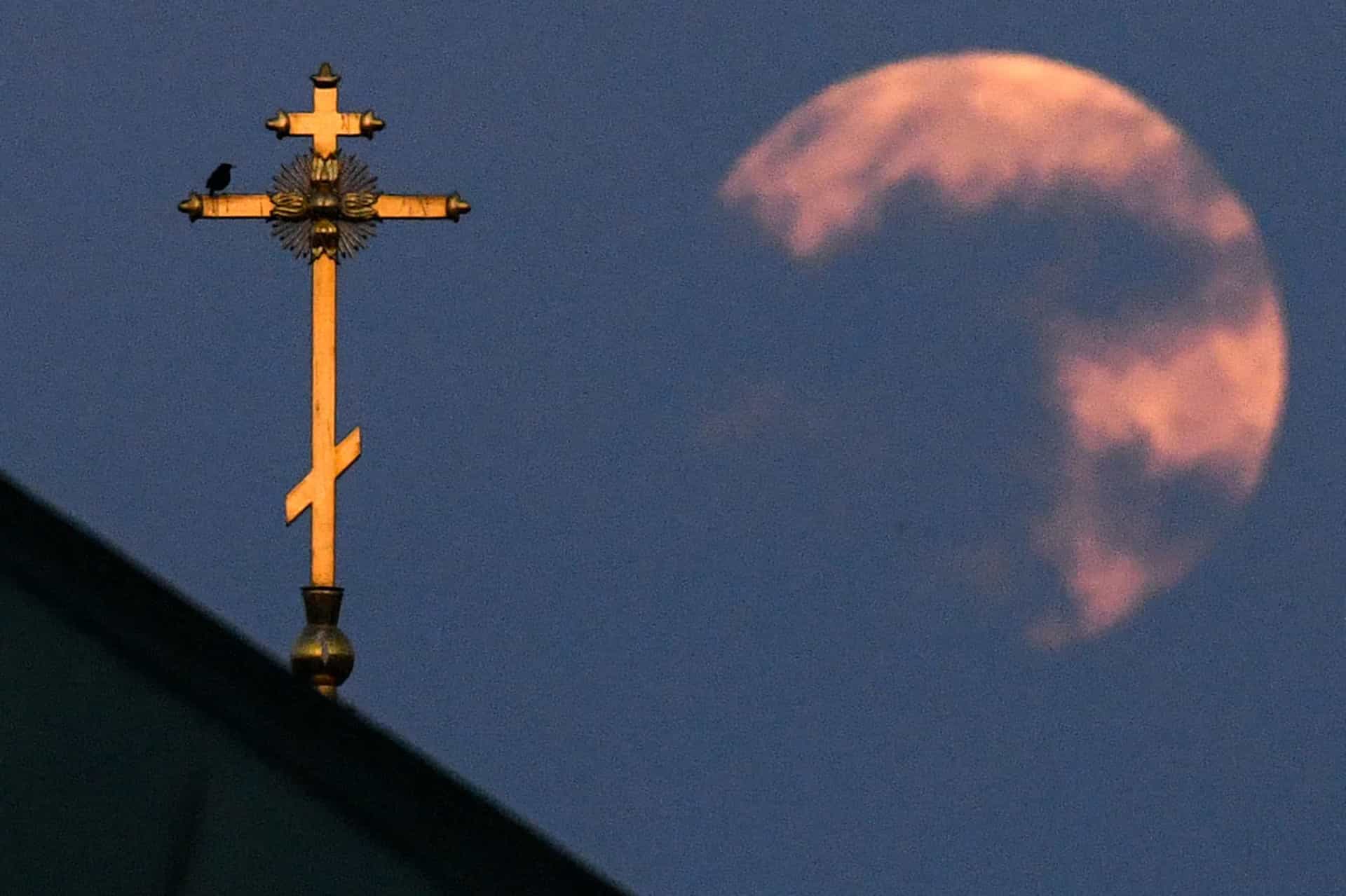 Slide 16 de 31: A direção do feixe inferior tem a ver com a fé dos dois ladrões que foram crucificados ao lado de Jesus. Um (São Dimas) foi para o céu e o outro (Gestas) foi para o  i n f e r n o.