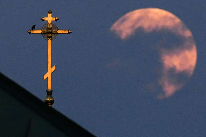 16 de 31 Fotos na Galeria: A direção do feixe inferior tem a ver com a fé dos dois ladrões que foram crucificados ao lado de Jesus. Um (São Dimas) foi para o céu e o outro (Gestas) foi para o  i n f e r n o.