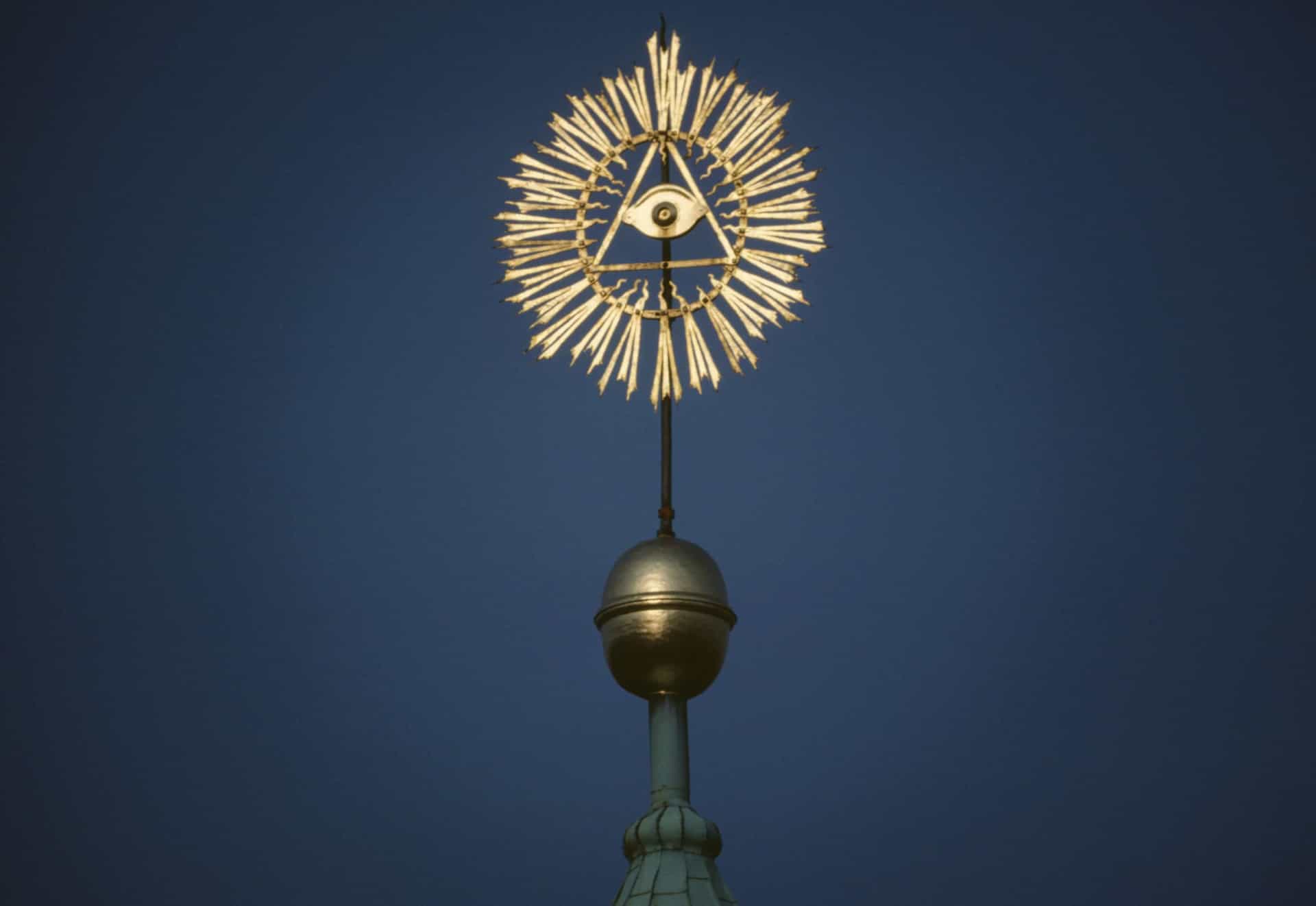 Slide 10 de 31: Também conhecido como O Olho Que Tudo Vê, é um símbolo que muitas pessoas associam com os maçons. Mas apesar de seu uso pela Maçonaria, as raízes do Olho da Providência estão no Cristianismo.