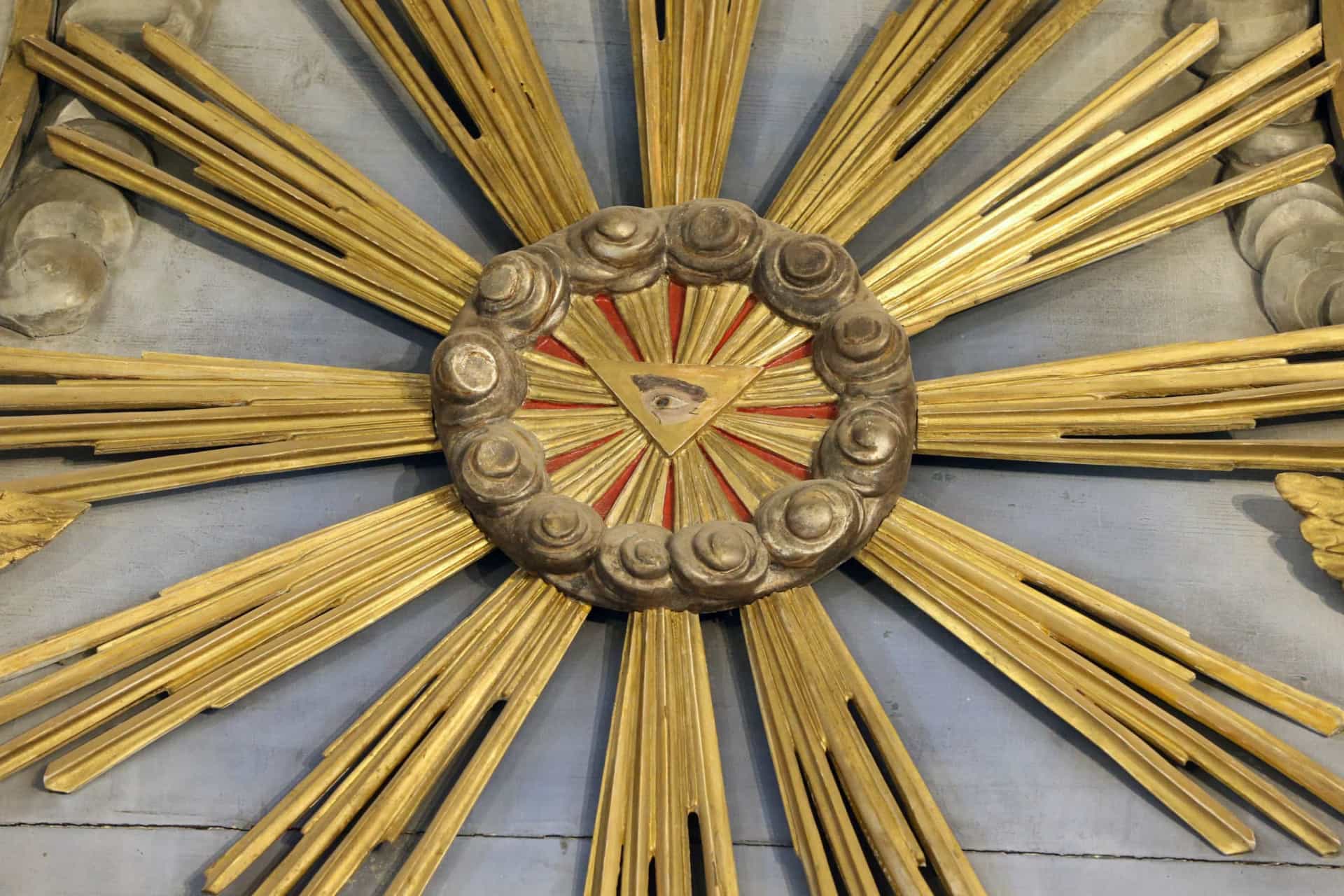 Slide 11 de 31: E esta imagem foi retratada em numerosas obras de arte cristãs, particularmente durante o Renascimento. O Olho da Providência ganhou essa configuração no século 17. Ele representa o olho de Deus, que observa a humanidade: o triângulo simboliza a Santíssima Trindade e os raios a Glória Divina.