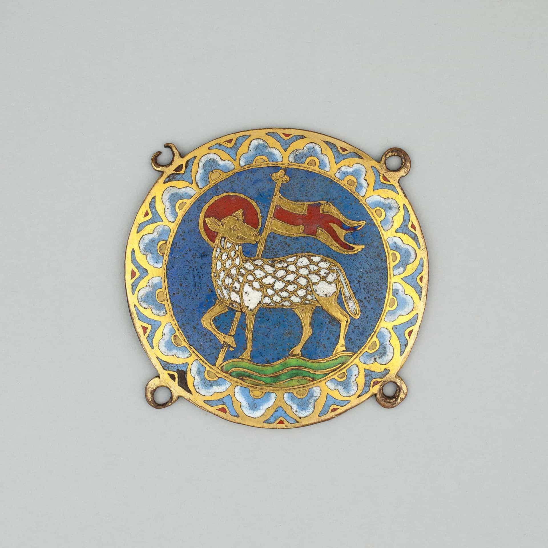 Slide 27 de 31: Uma referência importante também é feita em Apocalipse 7:10: "E clamavam com grande voz, dizendo: 'Salvação ao nosso Deus, que está assentado no trono, e ao Cordeiro.'"