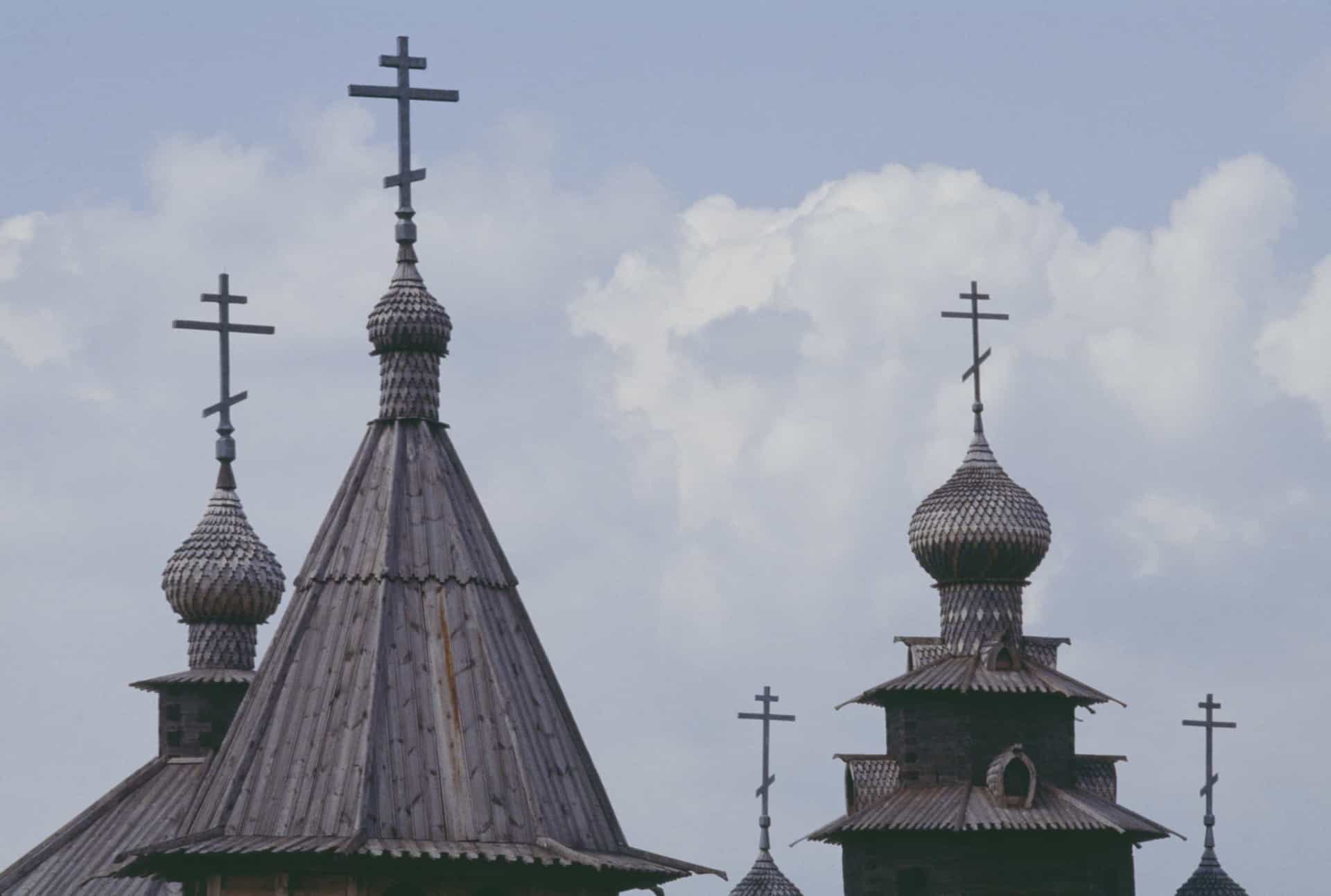 Slide 15 de 31: Esta Cruz tem duas traves extras quando comparada com a cruz ocidental. O feixe superior é onde a marca "Jesus de Nazaré, Rei dos Judeus" foi colocada. O segundo é onde os braços de Cristo estavam e o inferior representa o apoio onde estavam os pés de Cristo.