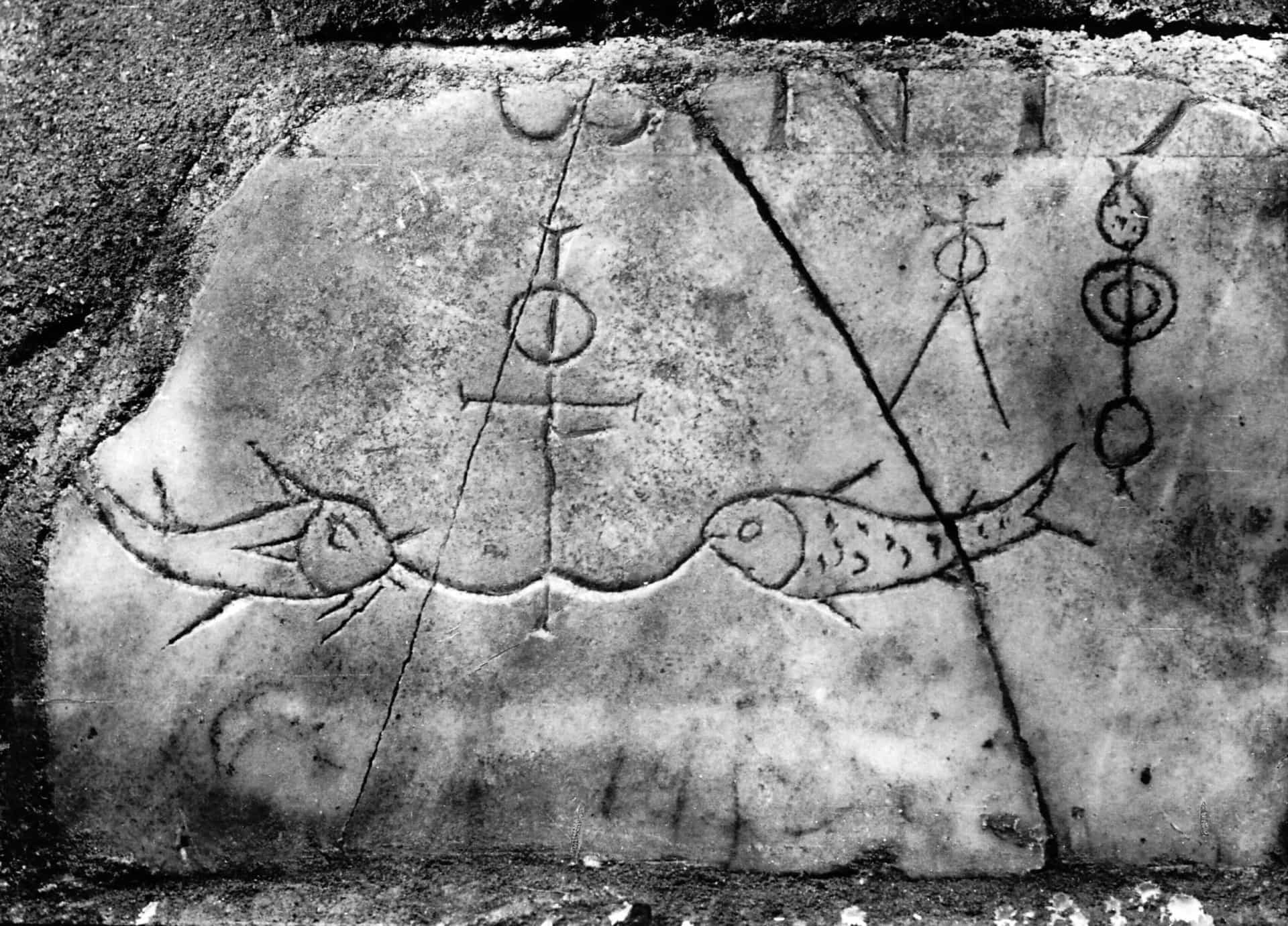 Slide 20 de 31: Ichthys significa "peixe" em grego, mas as próprias letras também formam um acrônimo para "Jesus Cristo, Filho de Deus, Salvador".