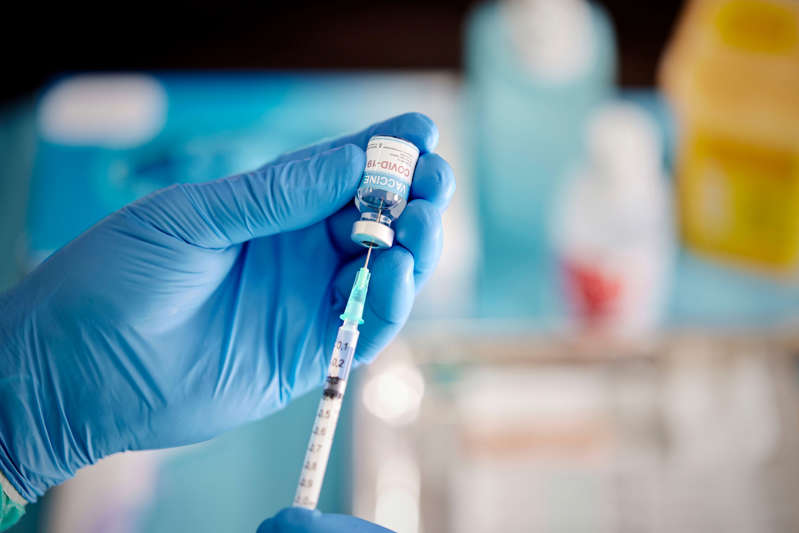 El paso arrasador de ómicron por el mundo preocupa a los expertos sobre la posibilidad de que pueda surgir una nueva variante antes de que sea producida una vacuna actualizada.