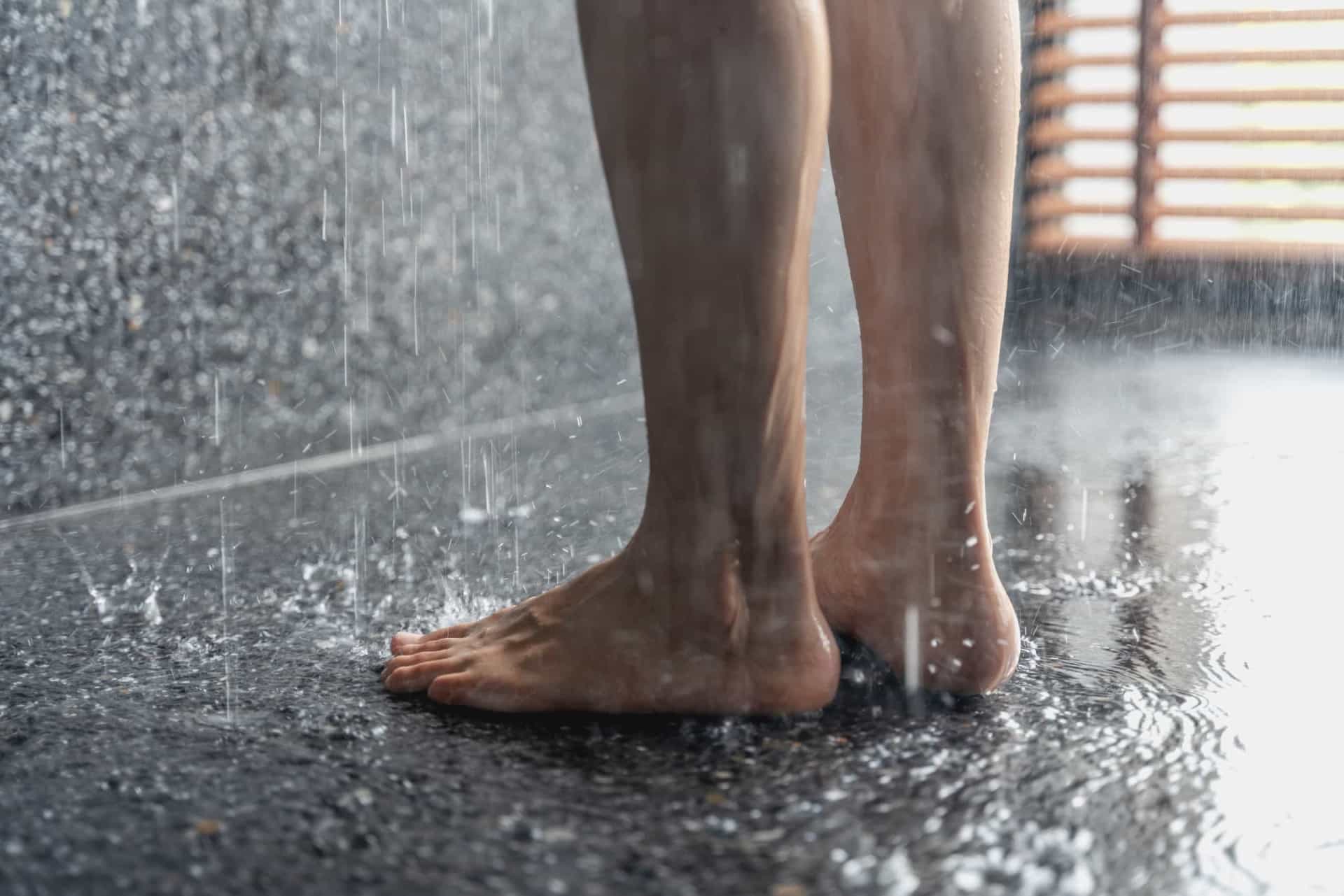 Slide 21 de 30: Ao frequentar piscinas p&uacute;blicas ou ao tomar banho na academia, use chinelos. Afinal, ningu&eacute;m quer pisar em bact&eacute;rias, fungos e mofo criados pelo suor, cabelo e xixi de outras pessoas que se acumulam no ch&atilde;o do chuveiro.