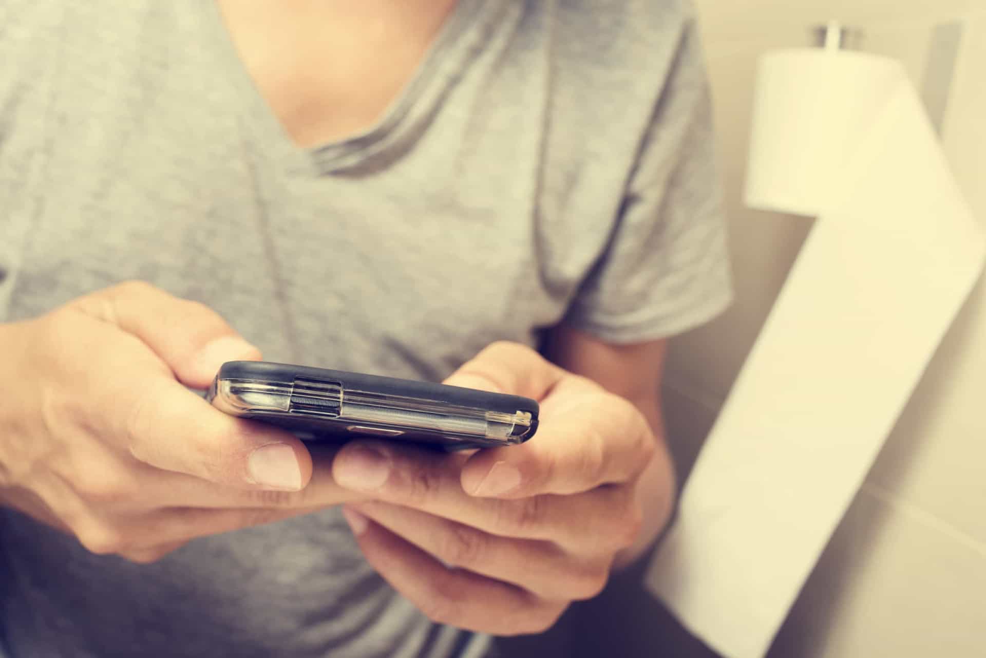 Slide 9 de 30: &Eacute; bastante tentador levar o telefone para o banheiro e checar as redes sociais por l&aacute;, mas os celulares podem captar muitos germes, que mais tarde ser&atilde;o levados para outras &aacute;reas (inclusive para o rosto).