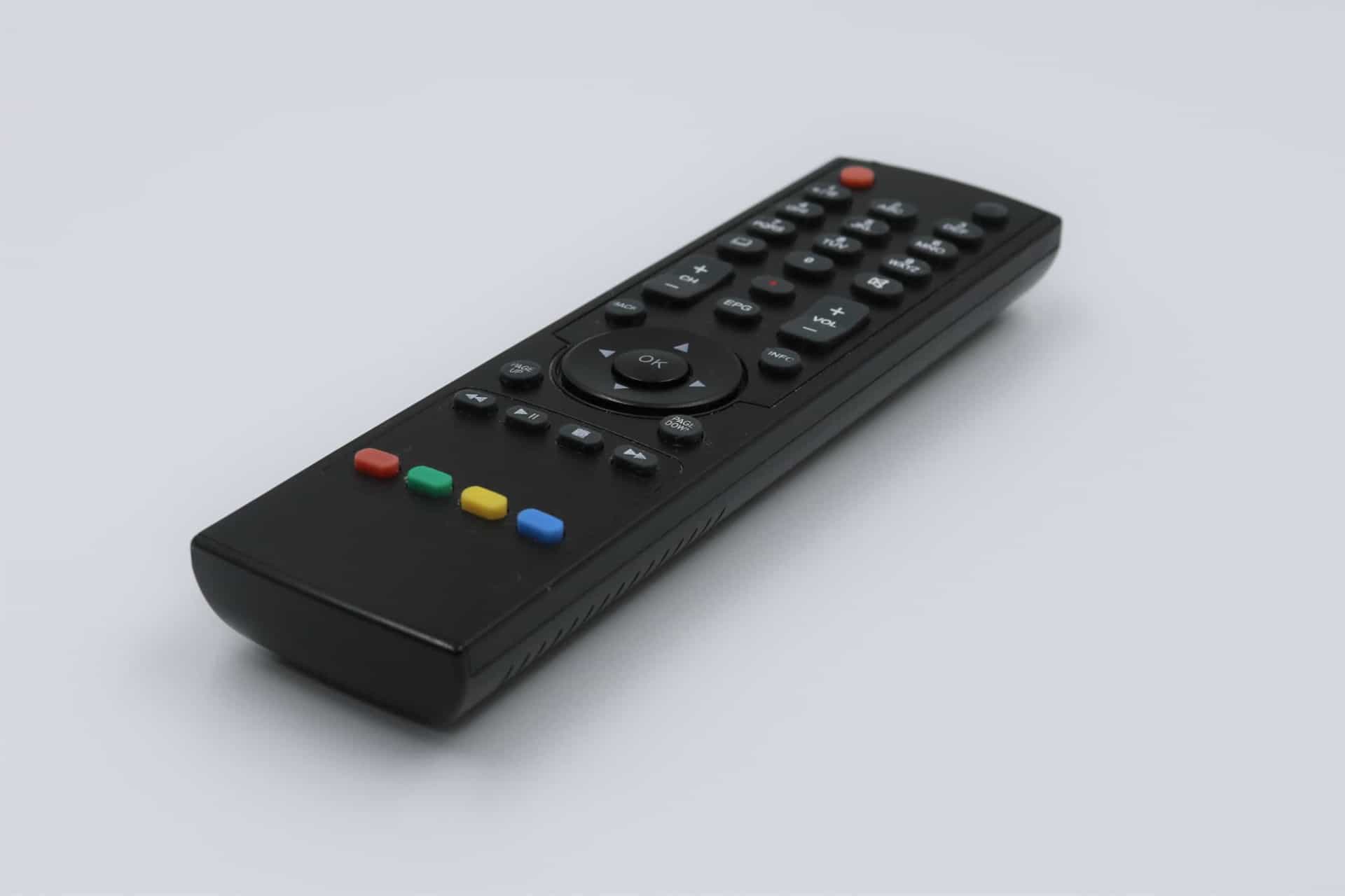 Slide 25 de 30: A maioria dos controles remotos de TV s&atilde;o muitas vezes esquecidos quando se trata de limpeza. Por isso eles ficam cobertos de germes e v&iacute;rus. Seja s&aacute;bio e comece a limpar esse item tamb&eacute;m.