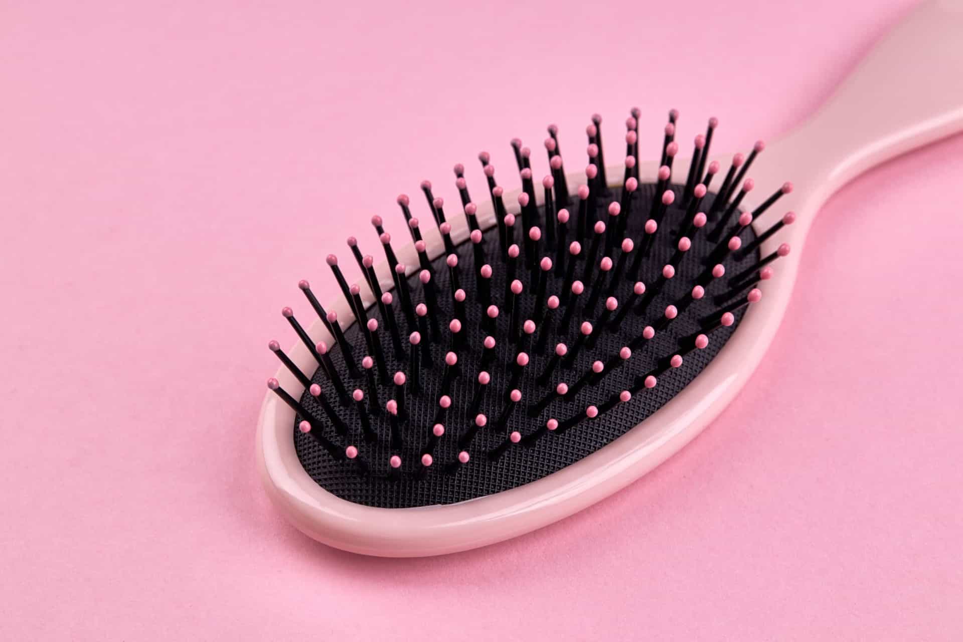 Slide 30 de 30: &Agrave;s vezes &eacute; bom ser ego&iacute;sta. E isso inclui sua escova de cabelo! Compartilhar esse item pode te colocar em risco quando o assunto s&atilde;o piolhos e erup&ccedil;&otilde;es cut&acirc;neas. Ent&atilde;o &eacute; melhor evitar e se manter seguro.Fontes: (Eat This, Not That! 1 and 2) (The Healthy) (Healthline)Veja tamb&eacute;m: Os incr&iacute;veis benef&iacute;cios de ficar sem roupaSiga-nos e tenha acesso a um excelente conte&uacute;do exclusivo todos os dias