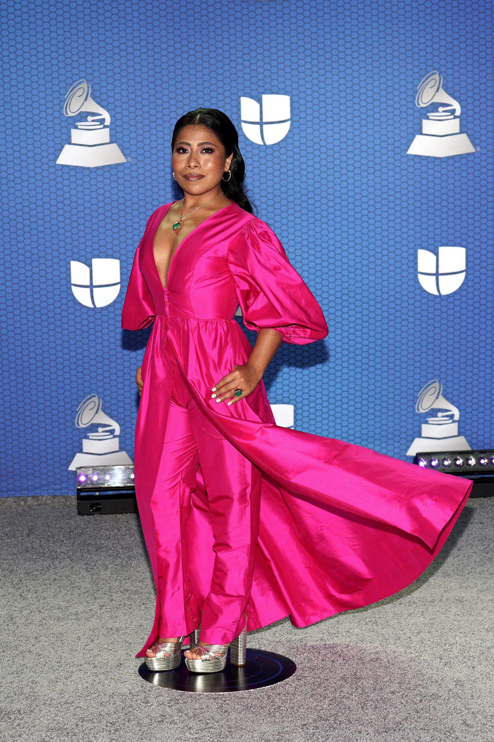 El vestido color rosa Barbie con el que Yalitza Aparicio conquistó el