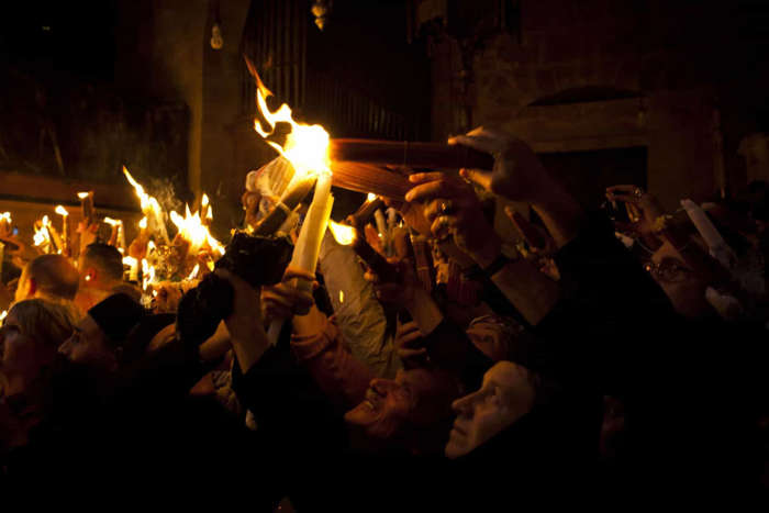 6 de 30 Fotos na Galeria: O Fogo Sagrado é um milagre cristão ortodoxo que ocorre todos os anos no Sábado Santo (um dia antes da Páscoa Ortodoxa) na Igreja do Santo Sepulcro em Jerusalém.