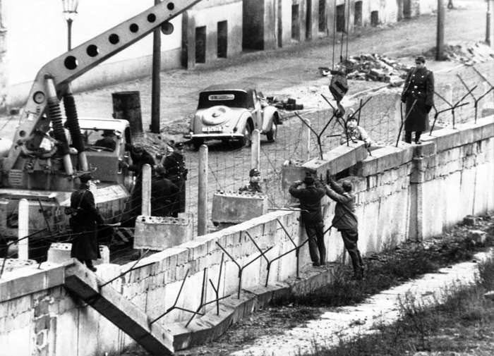 20 de 39 Fotos na Galeria: O Muro de Berlim, a barricada de concreto que dividiu fisicamente a cidade de 1961 a 1989, também serviu como uma barreira ideológica.