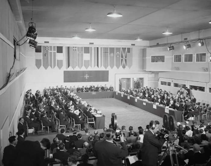 9 de 39 Fotos na Galeria: Em 1955, a Alemanha foi formalmente admitida na OTAN. Isso levou à formação do Pacto de Varsóvia, em rivalidade a OTAN.