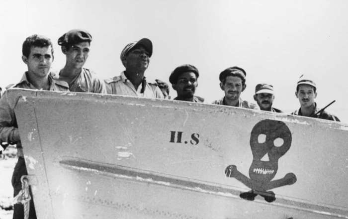 13 de 39 Fotos na Galeria: A Invasão da Baía dos&nbsp; P o r c o s&nbsp; em 1961 falhou espetacularmente quando bombardeiros americanos foram incapazes de apoiar exilados cubanos em sua tentativa de derrubar Fidel Castro. Esses aviões bombardeiros americanos tinham anteriormente como alvo as pistas de aterrissagem cubanas, mas não tiveram sucesso em destruir a capacidade aérea de Castro, essencial para que um ataque anfíbio tivesse sucesso. A invasão foi um fiasco e levou a grandes mudanças nas relações internacionais entre Cuba, Estados Unidos e União Soviética, e foi uma das principais causas da crise dos mísseis cubanos. Na foto estão os soldados de Castro em Playa de Giron, em Cuba, depois de frustrar o infeliz ataque.