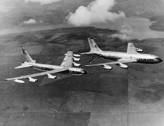 11 de 39 Fotos na Galeria: Operação Chrome Dome foi uma missão da Força Aérea dos EUA durante a era da Guerra Fria de 1960 a 1968. Essa operação exigia que um avião bombardeiro B-52 armado com armas termonucleares permanecesse em alerta aéreo contínuo (24 horas por dia). A aeronave era reabastecida no ar (foto).