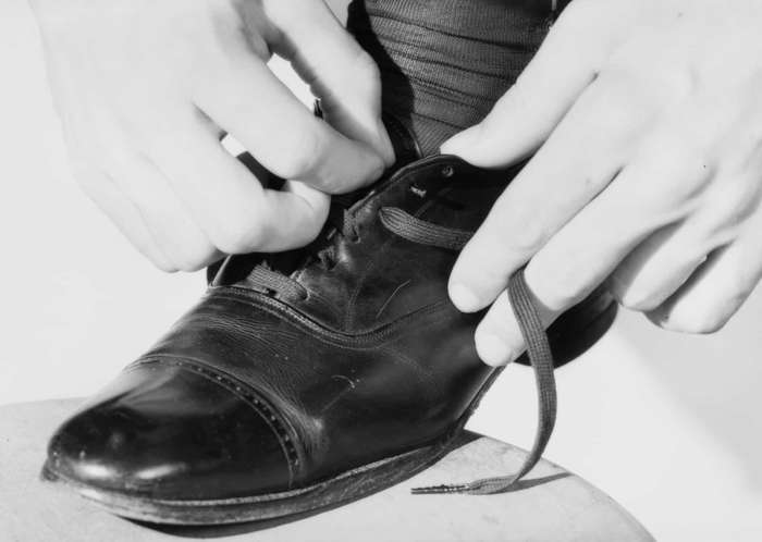 28 de 39 Fotos na Galeria: A CIA desenvolveu um código complexo envolvendo diferentes maneiras de seus agentes e informantes enviarem mensagens silenciosas com base em como seus sapatos eram amarrados. Da mesma forma, os agentes também enviavam mensagens através das fitas usadas para amarrar pacotes.