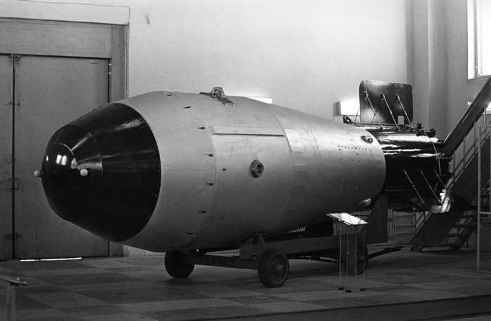 14 de 39 Fotos na Galeria: A Guerra Fria testemunhou a arma nuclear mais poderosa já criada e testada: o Tsar Bomba. Desenvolvida pela União Soviética, a arma foi detonada em 30 de outubro de 1961 sobre o remoto arquipélago de Novaya Zemlya, liberando o equivalente a mais de 50 megatons de TNT, o que era mais do que todos os explosivos usados durante a Segunda Guerra Mundial combinados.