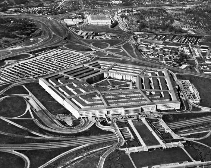 22 de 39 Fotos na Galeria: Depois de examinarem as imagens de satélite de reconhecimento do Pentágono, oficiais da inteligência soviética acreditavam que a estrutura no centro da construção era uma entrada secreta para um bunker. Na verdade, era uma banca de cachorro-quente.