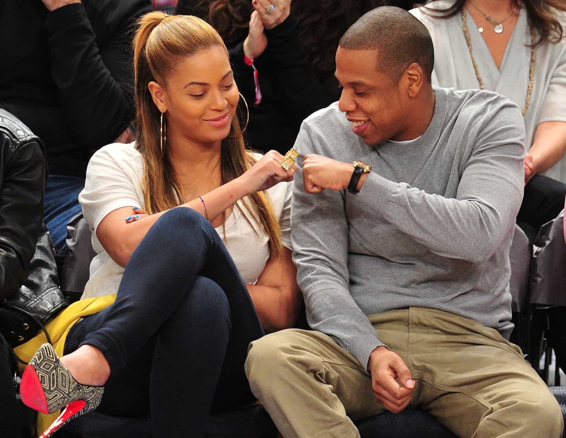 <p>Regard et geste complice entre le couple de stars, lors d'un match de basket au Madison Square Garden, en février 2012. Beyoncé et Jay-Z sont mariés depuis 2008.</p>