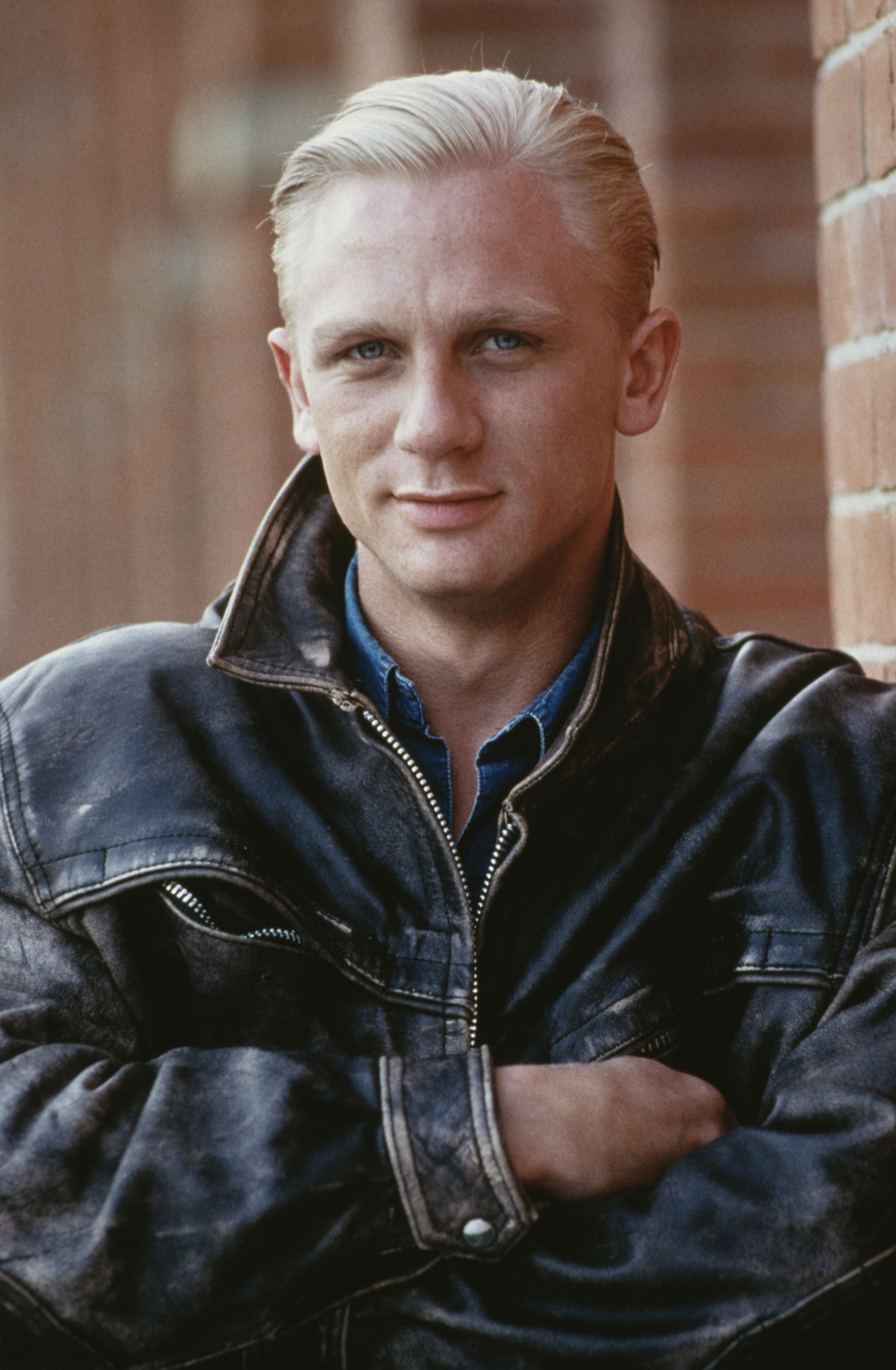 <p><a href="https://www.wonderwall.com/celebrity/profiles/overview/daniel-craig-267.article">Daniel Craig</a> is seen here in 1992 -- the same year he married his first wife, Scottish actress Fiona Loudon, and welcomed daughter Ella Loudon. (He and Fiona split two years later.) Keep reading to see his look-alike model-actress daughter as an adult...</p>