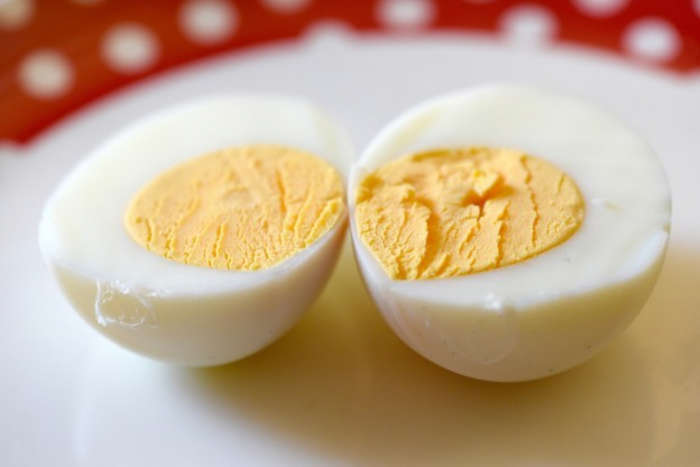 1 de 9 Fotos na Galeria: Comer ovos significa trazer ao seu corpo uma lista de benefícios incríveis, benéficos demais para não seguir o conselho de consumir esse alimento regularmente.&nbsp; Vamos ver em detalhes alguns dos mais impressionantes: