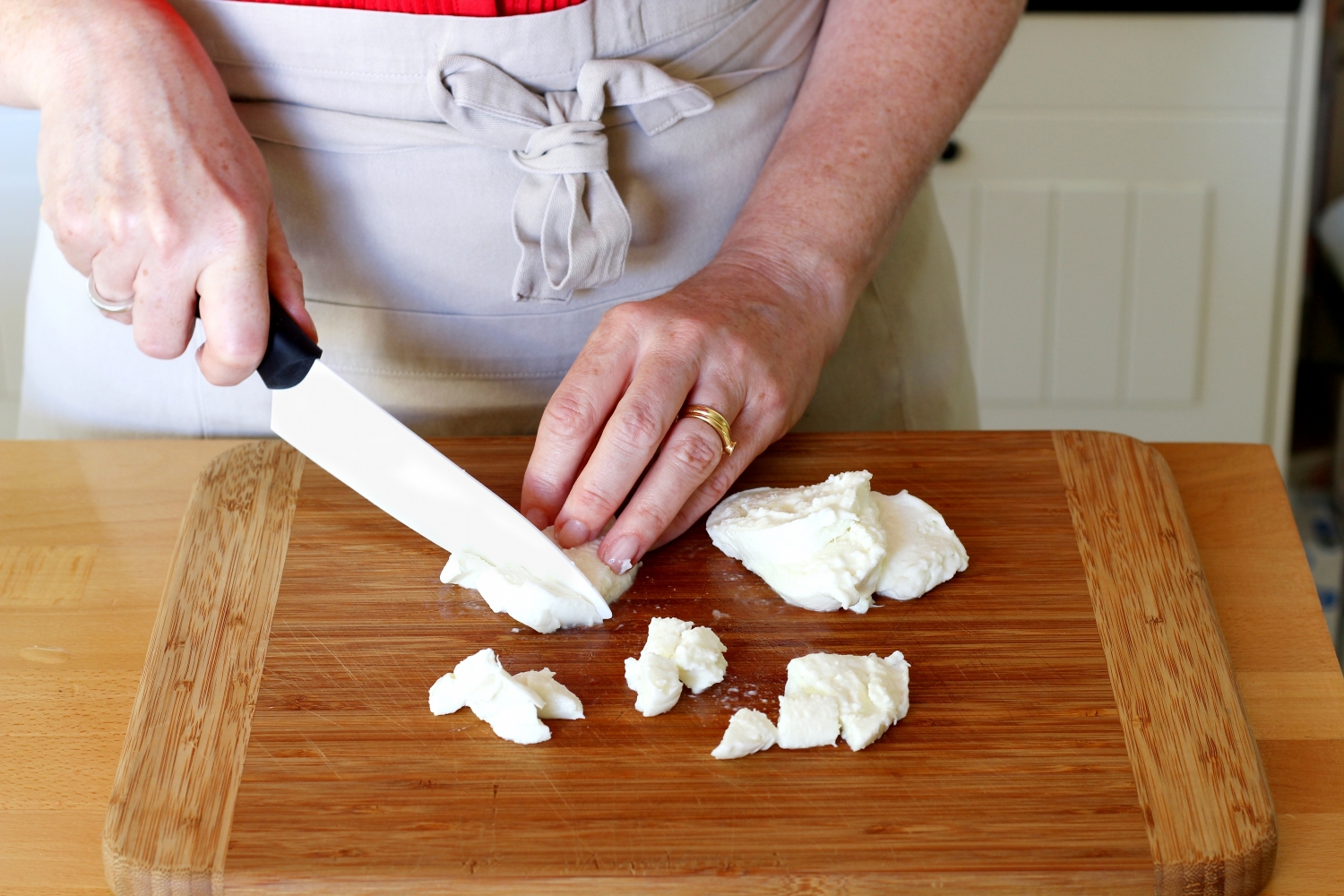 Slide 9 de 14: Corte a mozzarella em cubos e deixe escorrer.