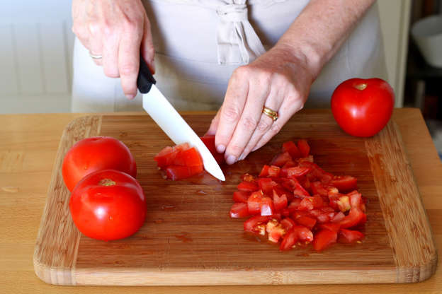 Slide 3 de 14: Corte os tomates em cubinhos.