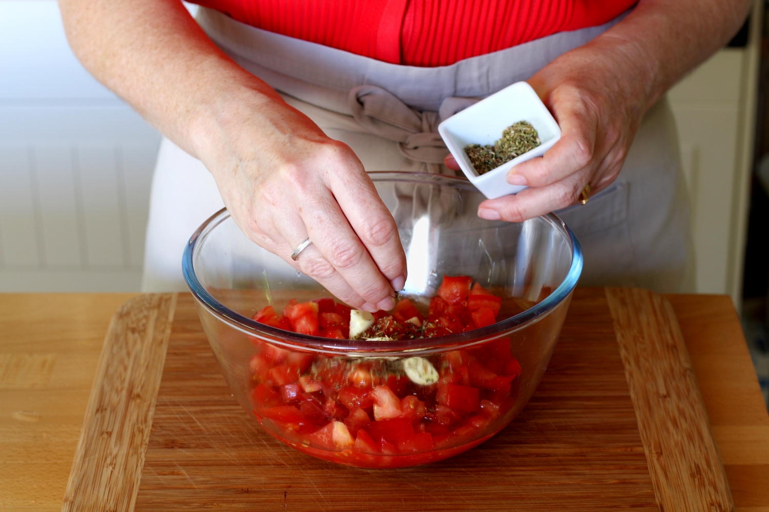 Slide 7 de 14: Adicione o orégano esfregando na ponta dos dedos ou na palma da mão para liberar o sabor.