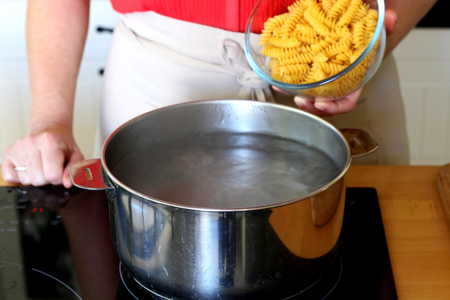 Slide 11 de 14: Cozinhe a massa em uma panela bem grande, com água e sal.