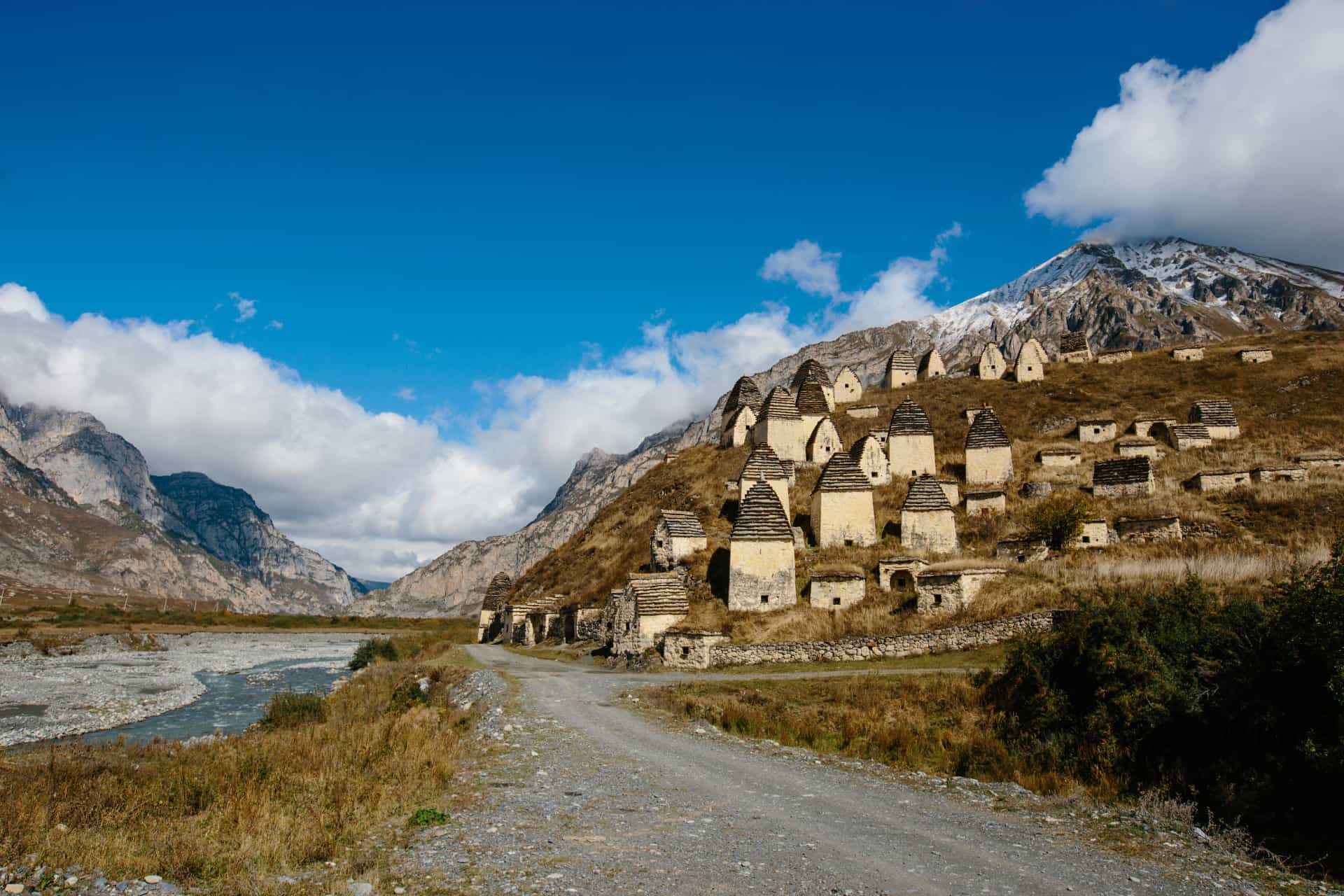 Путь в город мертвых. Даргавс в северной осетии. Кармадон-даргавс-фиагдон. Фиагдон северная осетия город мертвых. Даргавс город мертвых.