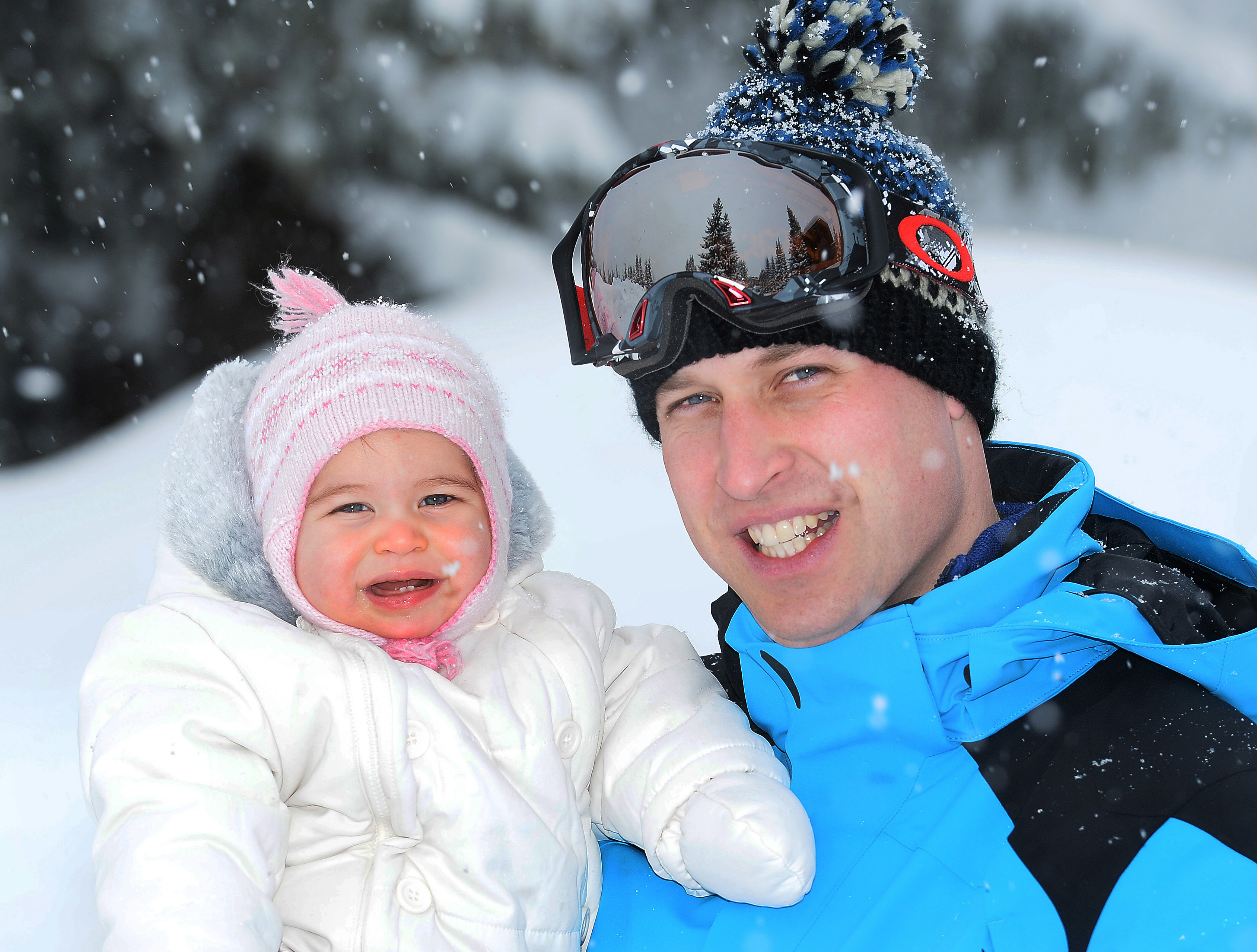 <p><a href="https://www.wonderwall.com/celebrity/profiles/overview/prince-william-482.article">Prince William</a> cuddled daughter Princess Charlotte during a family ski vacation in the French Alps on March 3, 2016.</p>