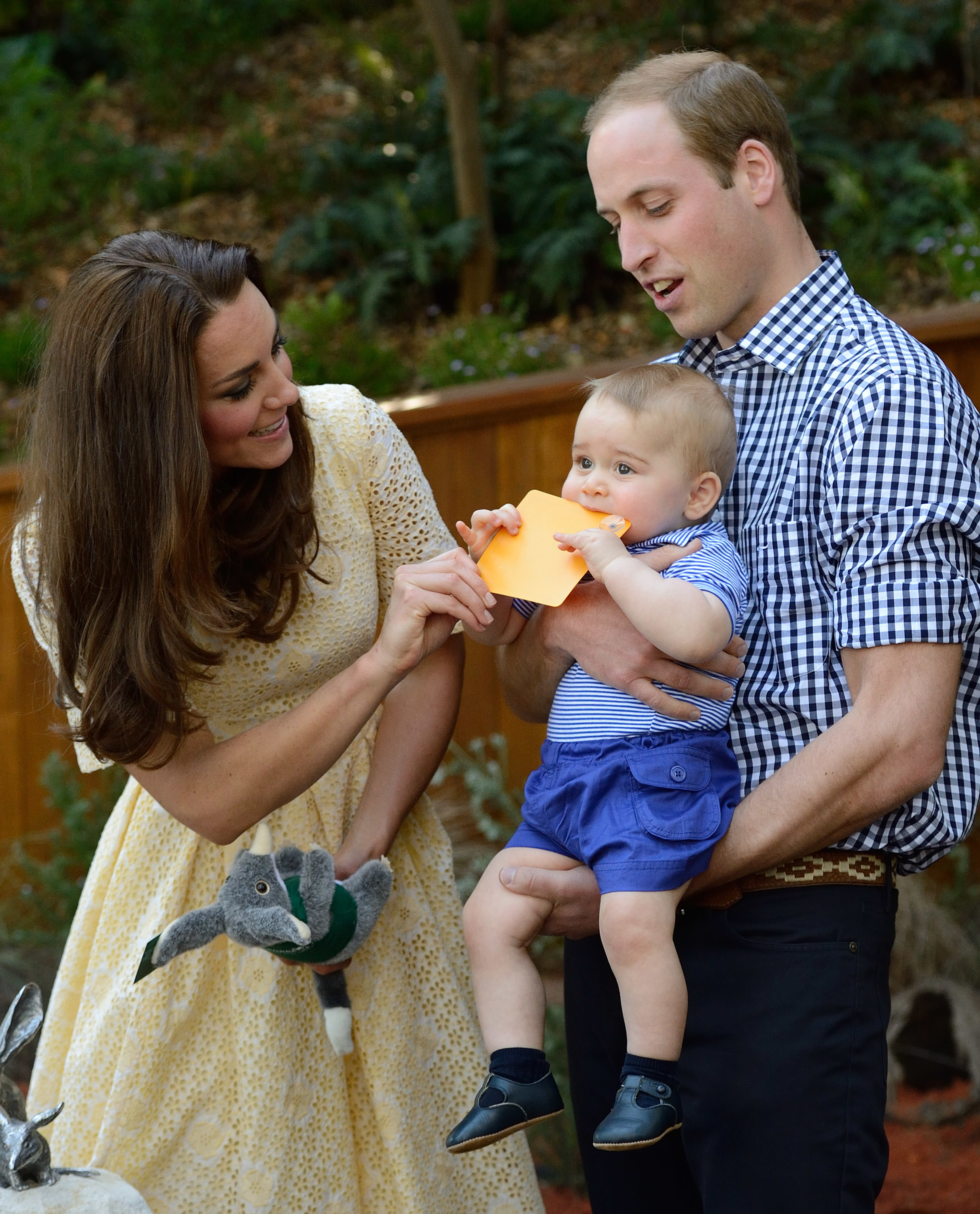 <p><a href="https://www.wonderwall.com/celebrity/profiles/overview/prince-william-482.article">Prince William</a>, <a href="https://www.wonderwall.com/celebrity/profiles/overview/duchess-kate-1356.article">Duchess Kate</a> and Prince George shared an adorable moment while visiting the Taronga Zoo in Sydney on April 20, 2014, during their tour of Australia.</p>