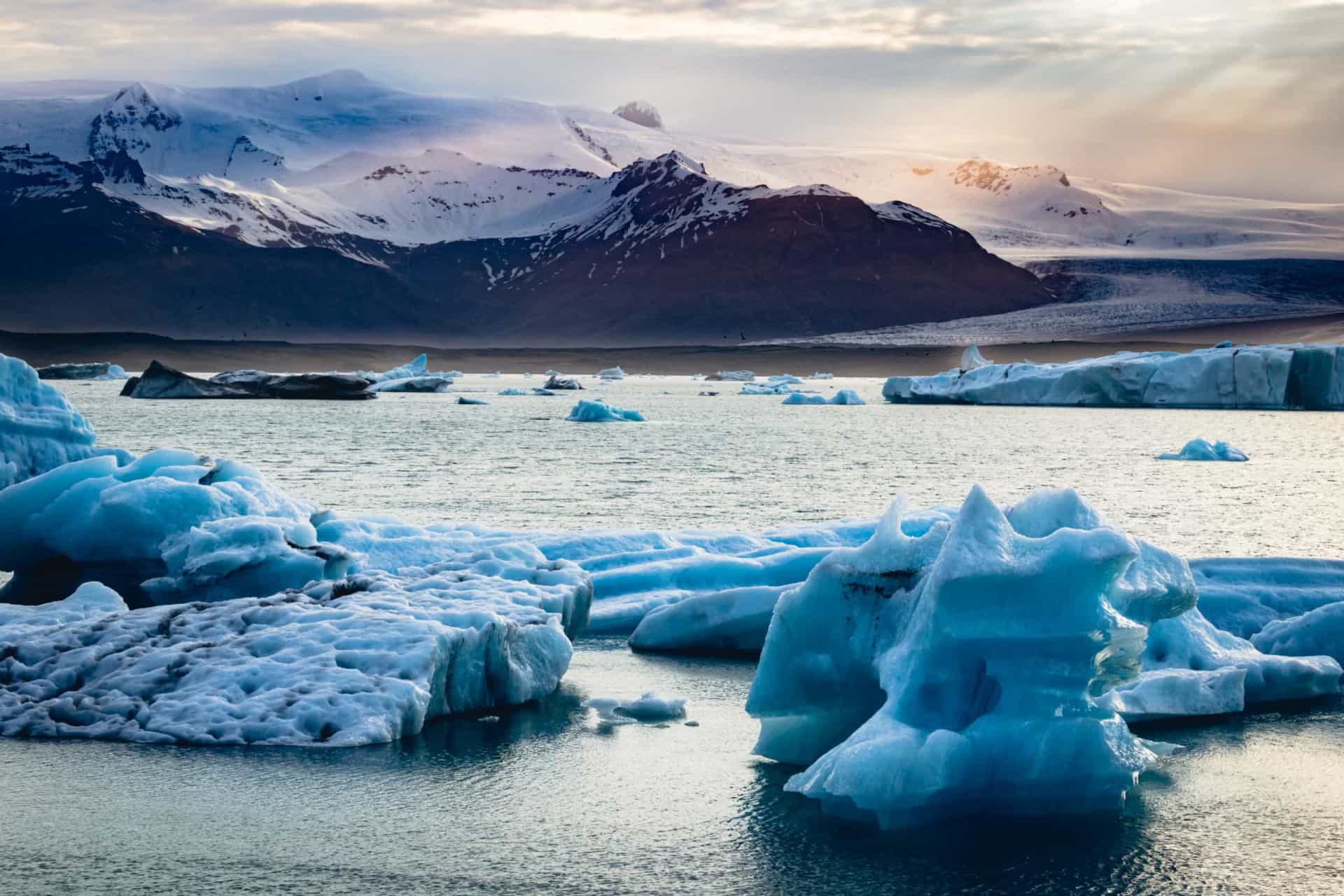 <p>Le lac glaciaire le plus profond et le plus spectaculaire d'Islande séduit par sa beauté et sa tranquillité.</p>