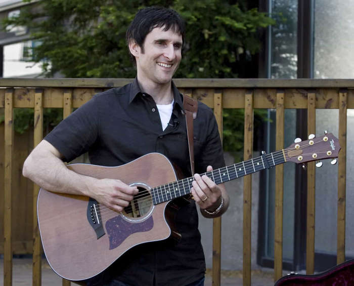 29 de 30 Fotos na Galeria: O grupo de folk-pop canadense Sons of Maxwell teve um começo difícil em sua turnê pelo Nebraska em 2008. Eles viram que os carregadores de bagagem da United Airlines lançaram seus instrumentos para dentro do avião e, ao desembarcar, descobriram que o violão Taylor de US$ 3.500 de Dave Carroll estava quebrado. Carroll tentou por nove meses, através de atendimento ao cliente, que a companhia aérea pagasse os custos de US$ 1.200 do conserto do violão, mas não conseguiu. Ele então decidiu transformar a trágica história em música.