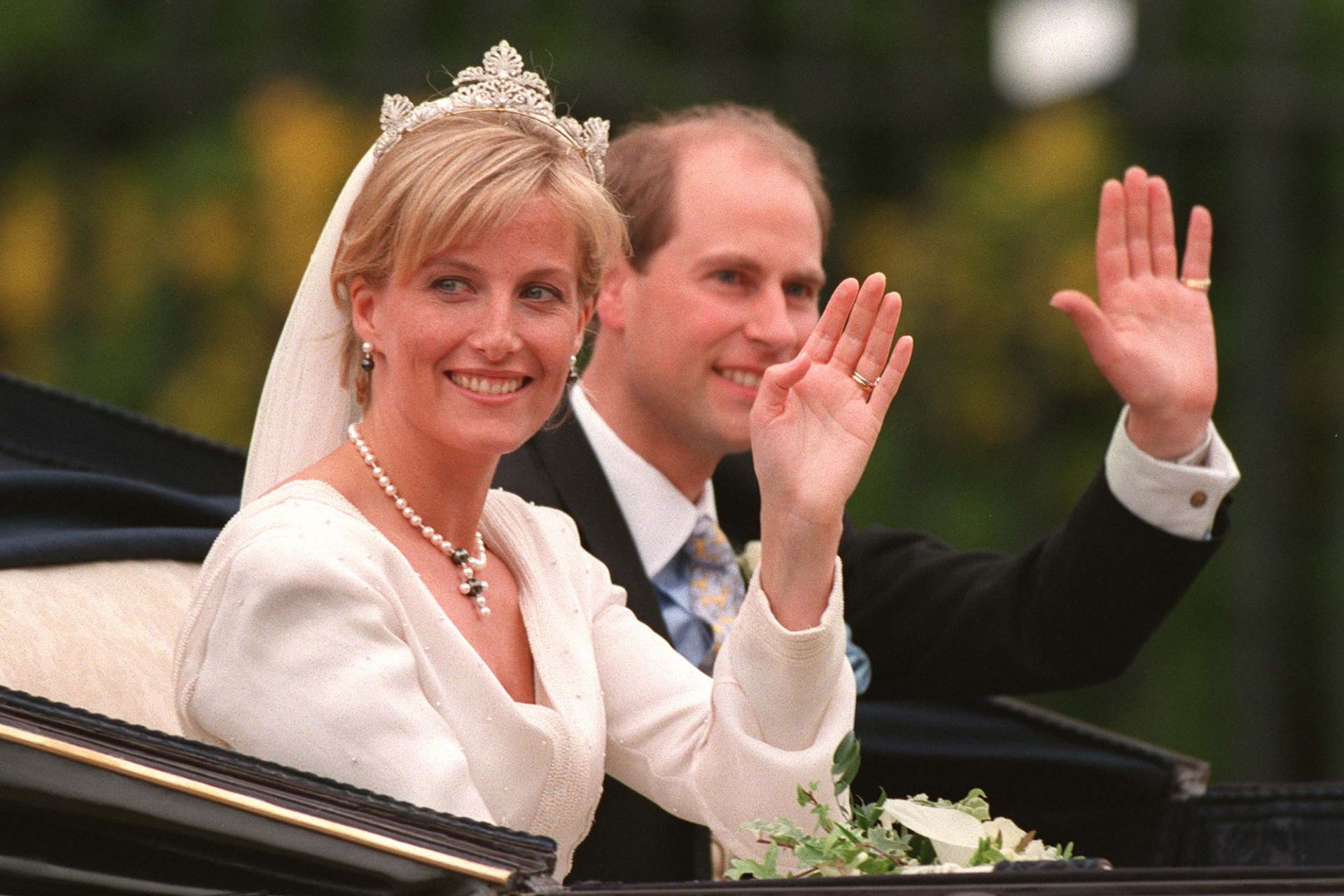<p>Sophie Rhys-Jones casou-se com o príncipe Edward no dia 19 de junho de 1999, em uma cerimônia familiar informal, no Castelo de Windsor. O momento foi transmitido pela TV e assistido por cerca de 200 milhões de telespectadores, em todo o mundo.</p>
