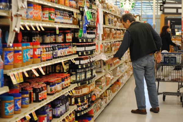 ποιες μειώσεις θα δουν από αύριο οι καταναλωτές στα ράφια των σούπερ μάρκετ