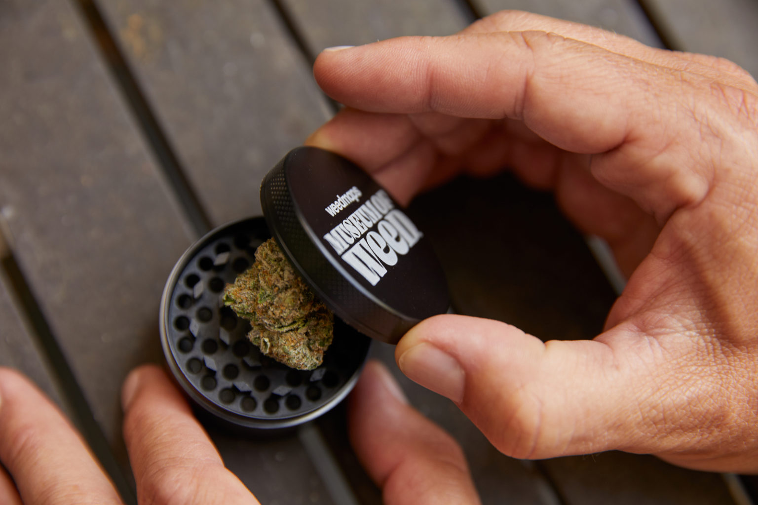¿Qué Es un Grinder? Todo sobre los Picadores de Marihuana