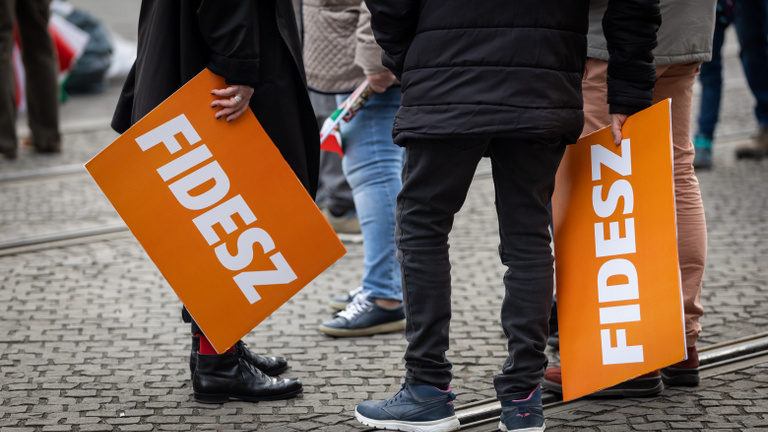 medián: a fidesz még mindig vezet, a dk-t durván beelőzte a tisza párt