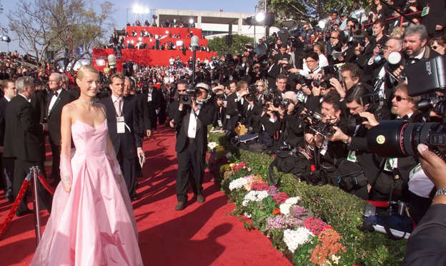 56 枚のスライドの 1 枚目: 1999年のグウィネス・パルトロウ。すでに伝説と化したラルフ・ローレンの淡いピンクのドレス。