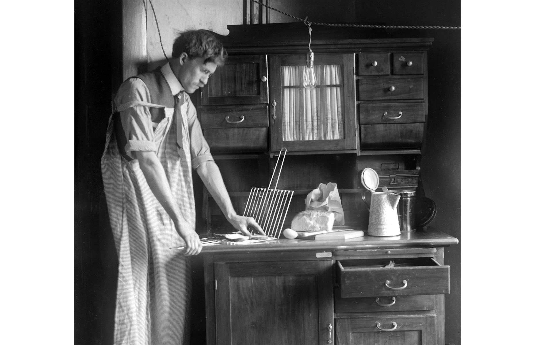 Vintage Images Reveal What Your Kitchen Used To Look Like