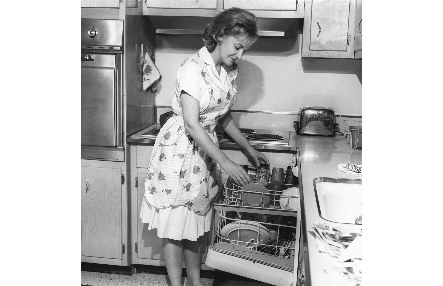 Incredible Photos That Show How Our Kitchens Used To Look