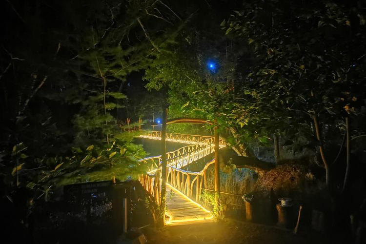 Jembatan Jomblo di tempat wisata Seribu Batu Songgo Langit, Yogyakarta.