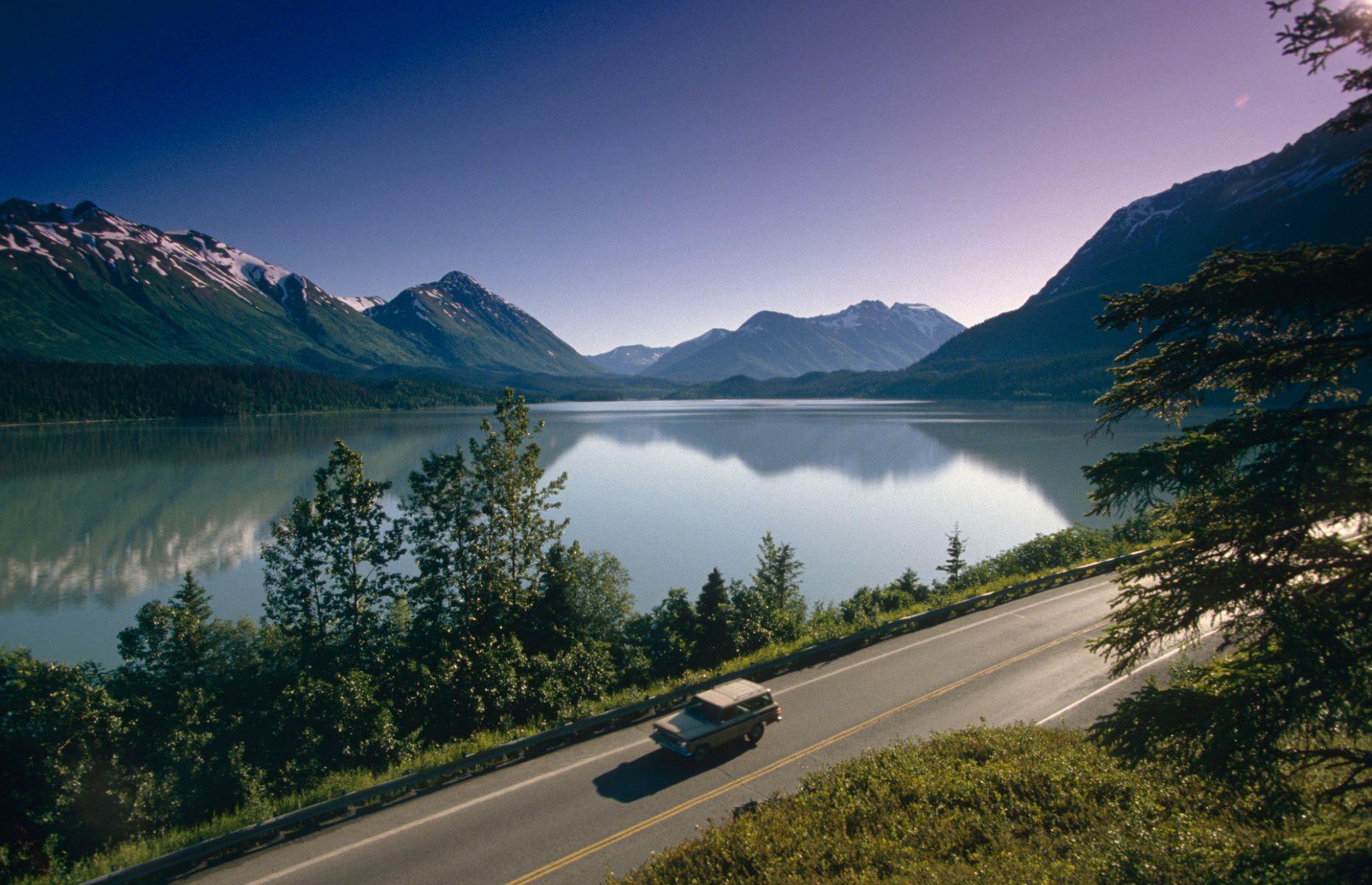 Alaska has remained at the top of many tourists’ wish lists to this day and it’s easy to see why. In this 1990s photograph, a car travels along the scenic Seward Highway Trail on the Kenai Peninsula. We can bet they stopped a few times to take in the incredible views along the way.
