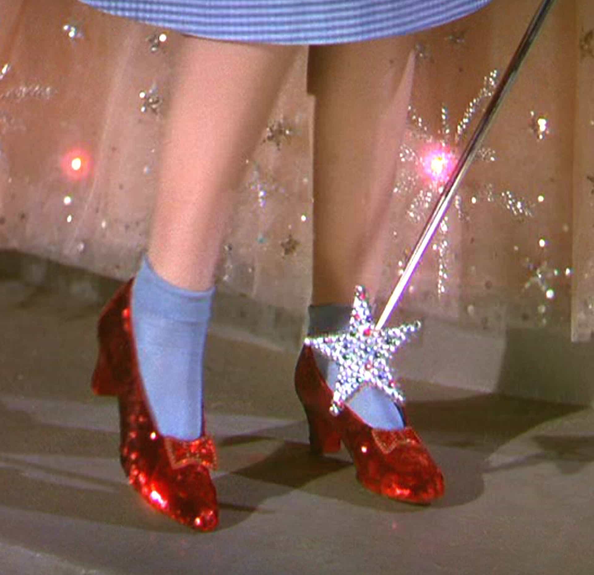 In quanto grande ammiratore del cinema, DiCaprio ha contribuito all'acquisto delle iconiche scarpe con paillettes rosse de 'Il mago di Oz' per riportarle al museo dell'Accademia delle arti cinematografiche e delle scienze.<br>