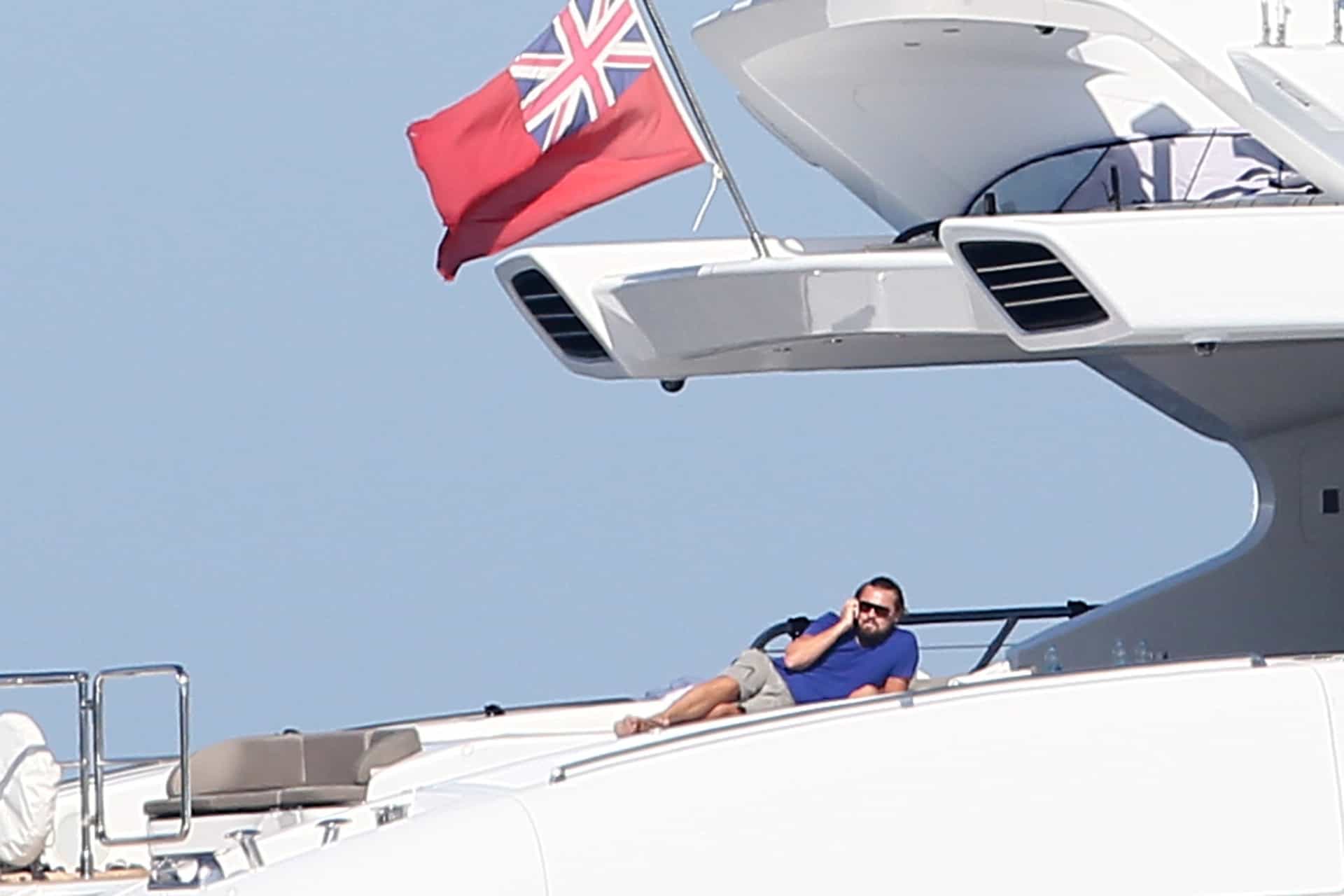 DiCaprio è stato spesso avvistato su enormi yacht, ma non di sua proprietà, preferisce noleggiarli. Una volta ha noleggiato il quinto yacht più grande del mondo, del valore di 678 milioni di dollari, solo per guardare la Coppa del Mondo con i suoi amici a bordo.
