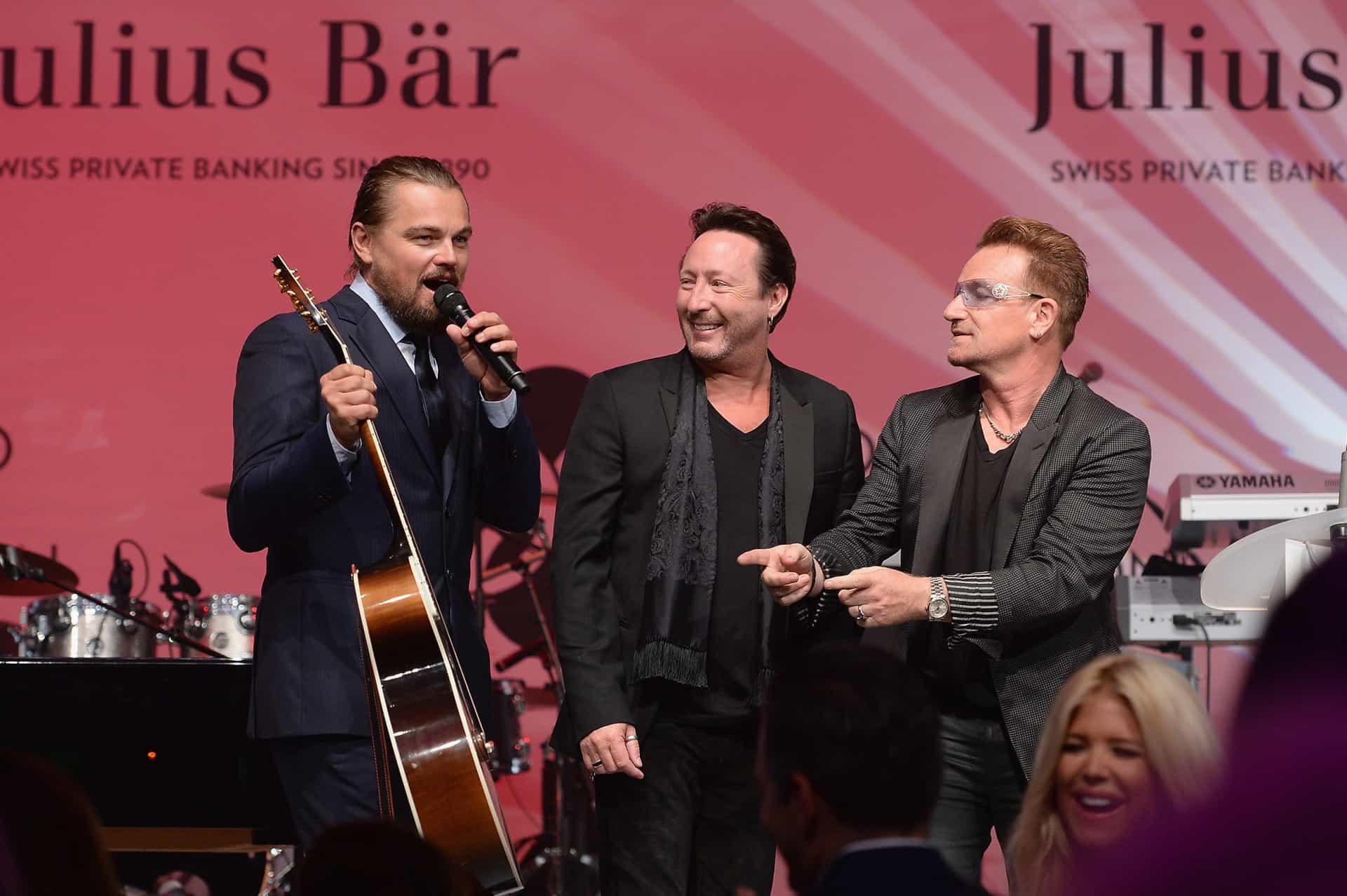 L'attore ha speso 100.000 dollari per comprare la chitarra di Bono, durante un'asta di beneficenza per raccogliere fondi per Haiti, colpita dal terremoto del 2010.<br>