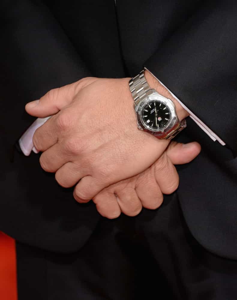 L'orologio a volte è quasi uno status symbol, e non è da meno al polso di DiCaprio. L'attore infatti sfoggia orologi Tag Heuer del valore di 2,600 dollari e Carrera Calibre, del valore di 4,500 dollari.