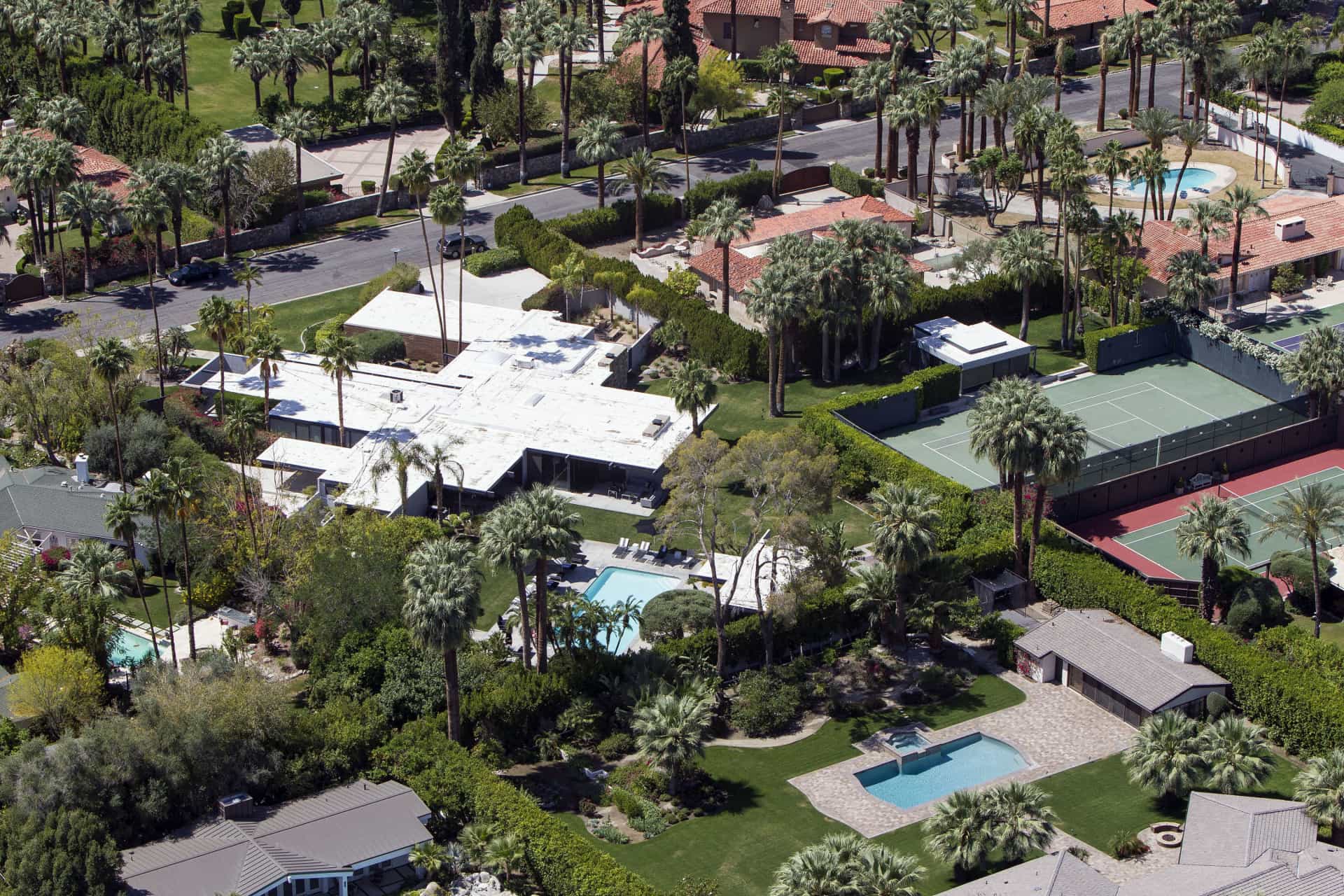 Ha speso circa 5,23 milioni di dollari per acquistare l'ex residenza di Dinah Shore a Palm Springs, un'oasi moderna con piscina, spa, campo da tennis, sei camere da letto, otto bagni e una spaziosa dépendance per gli ospiti!<br>