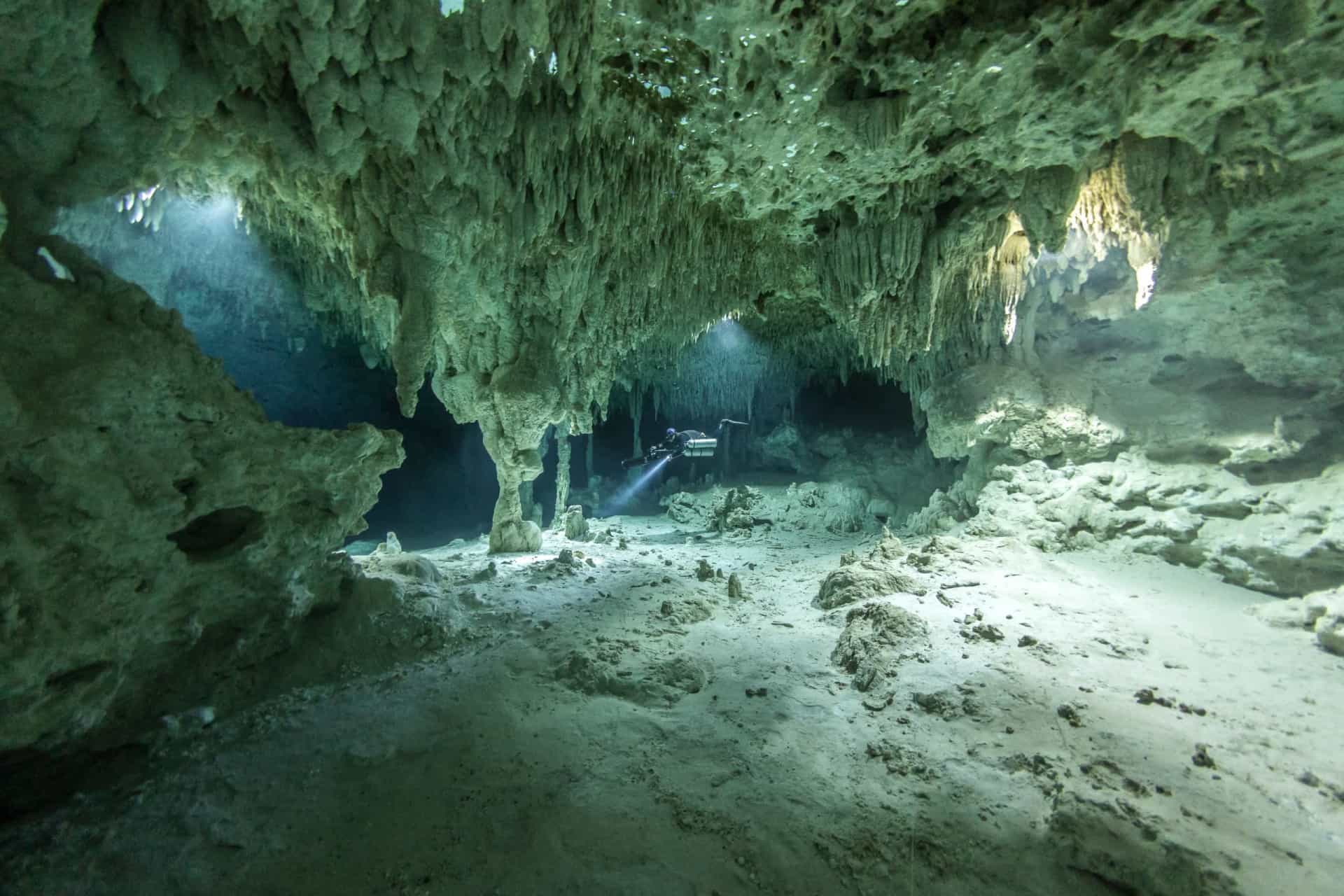 Unbelievable things found in sinkholes(04)