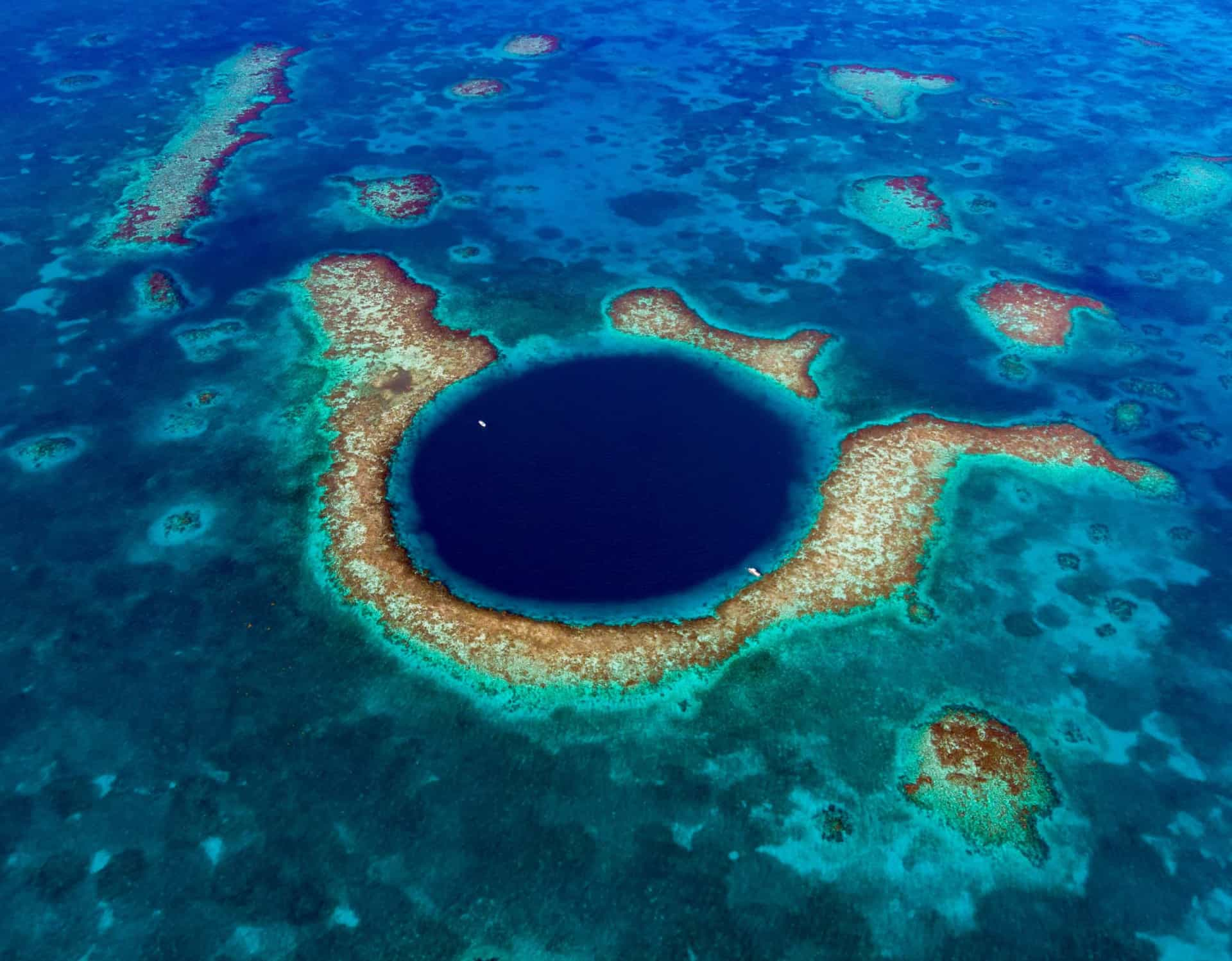 Самой большое море. Голубая впадина Белиз. Большая голубая дыра Белиз Центральная Америка. Самая большая океан в мире. Феномены природы большая голубая дыра, Белиз.